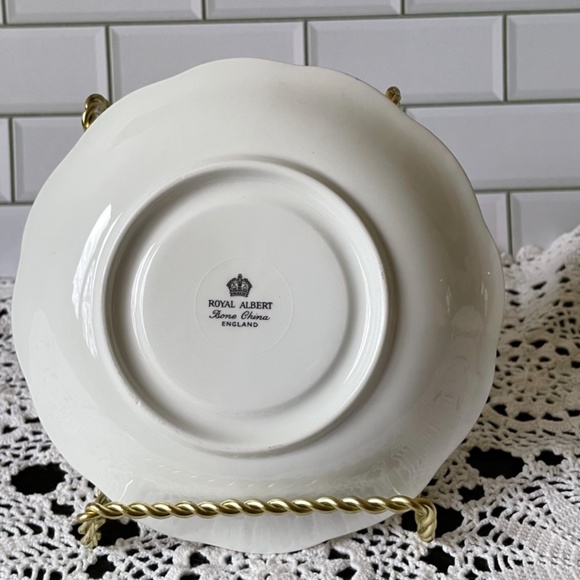 Royal Albert Tea Cup and Saucer White Dogwood Yellow Flower and green leave Bone - Picture 4 of 12